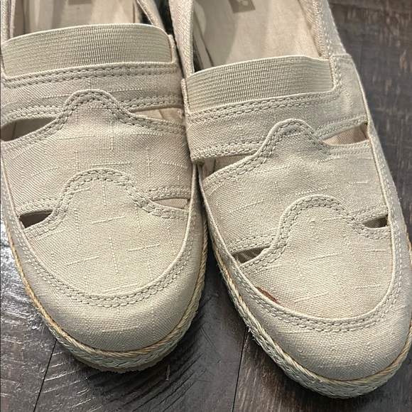 Grasshoppers Cream Flats with Decorative Cutouts - Picture 2 of 10